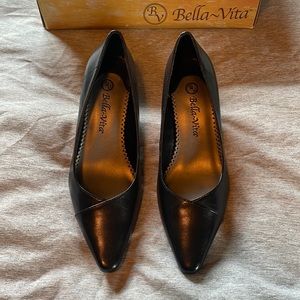 Bella Vita Black Leather Wow Pump / Heels Sz 6.5 w